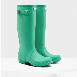 Tall matte hunters , size 6!